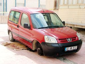 Lastiği değiştirirken aracın altında kaldı