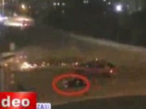 Kazada otomobilin camından fırladı