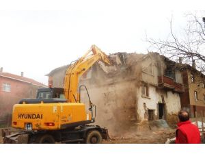 İzmit Belediyesi Ekipleri Arızlı’da Ki Harabe Evi Yıktı