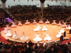Gündüz müze, akşam sema