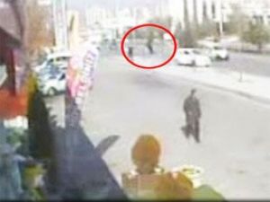 Kaldırımdaki kadını böyle uçurdu