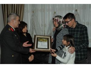 Sur Şehidinin Ailesine Şehadet Belgesi