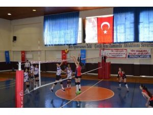 Voleybol Yarı Final Heyecanı Başladı