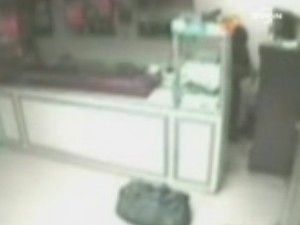 Kasayı açamayınca çekmeceyi boşalttılar