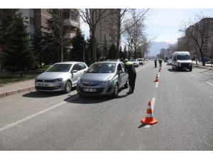 Trafik Denetlemesi Sandılar, Karanfili Görünce Şaşırdılar