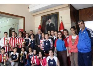 Kaymakam Kaya, Kahtalı Başarılı Sporcuları Makamında Ağırladı