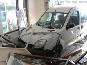 Kontrolden çıkan araç işyerine girdi