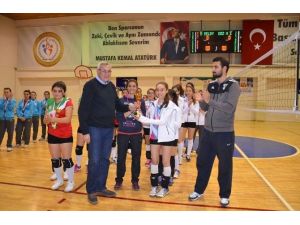 Genç Kızlar Kulüplü Voleybol İl Birinciliği Müsabakaları Sona Erdi