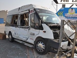 Öğrenci servisi ile otobüs çarpıştı