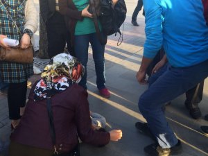 Annesi telefonla konuşan çocuğa tramvay çarptı