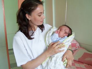 1,5 aylık bebek cami avlusuna terk edildi