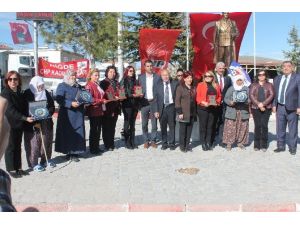 Chp’den Kadınlara Çiçek Ve Plaket