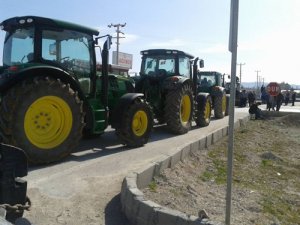 Yolu trafiğe kapattılar