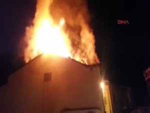 Suriyeli Ailenin Oturduğu Daire Alev Alev Yandı
