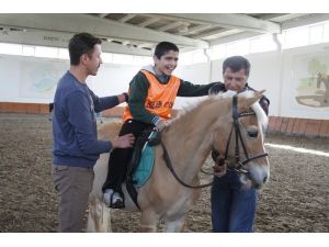 Otizmli Çocuklara At İle Terapi