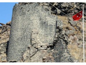 Kars Kalesi’nin Surları Yıkılıyor