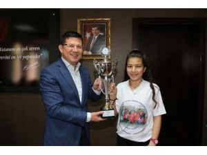 Şampiyon Kızlardan Başkan Subaşıoğlu’na Ziyaret