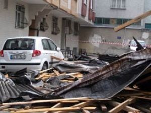 Bursa'da şidetli lodos evleri uçurdu