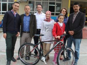 Türkiye Birincisi Cansu’ya Bisiklet