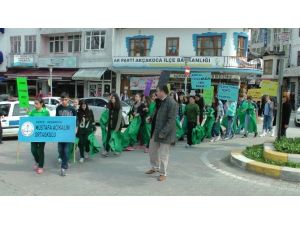 Öğrencilerden Çevreye Duyarlılık Yürüyüşü