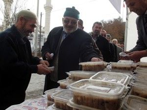 Karapınar Belediyesi 7 bin kişiye aşure dağıttı