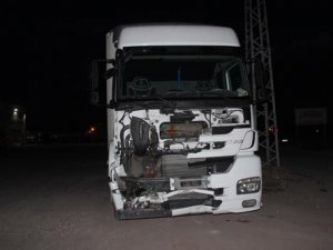 Konya'da TIR taksiye çarptı: 2 yaralı
