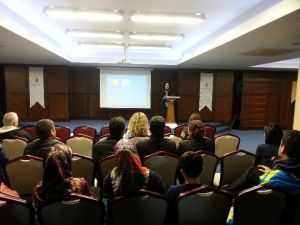 Çocuklar Basketbol Öğreniyor Aileleri Sosyal Destek Semineri Alıyor