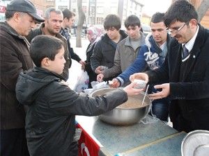 Gönül Gözü Derneği aşure ikram etti
