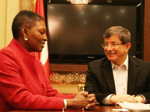 Bakan Davutoğlu Amos'u ağırladı