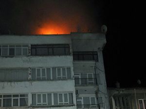 5 katlı apartmanın çatı katında yangın çıktı