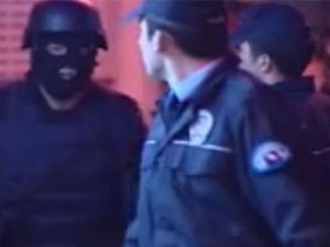 Barışmak istemeyen eşini rehin aldı