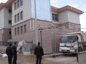 Yunak'ta iskeleden düşen iki işçi yaralandı