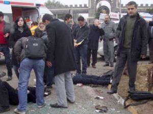 TIR ile otobüs çarpıştı: 25 ölü