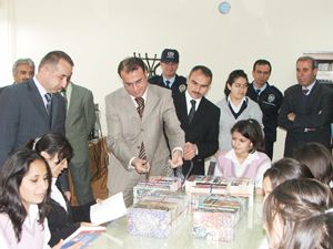 Seydişehir’de polisler kitap bağışladı
