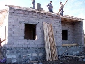 Emirgazi'de ihtiyaç sahibi iki aileye konut yaptırıldı