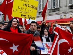 Paris'te Türk vatandaşları ayakta