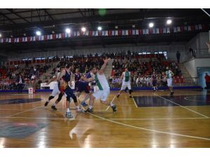 Düzce Belediyespor Basketbol Takımı Yeşilyurt İle Oynuyor