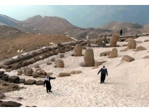 Nemrut Dağı Turistleri Bekliyor