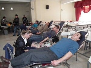Akşehir'de AK Partili gençler kan verdi