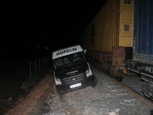 Yük Treniyle Minibüs Çarpıştı Şans Eseri Yaralanan Olmadı