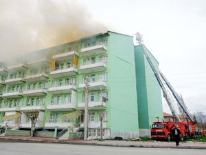 5 katlı apartmanın çatısında yangın çıktı