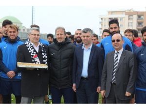 Manisalılar Platformu’ndan Manisaspor’a Baklava İkramı