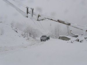 Kar köy yollarını ulaşıma kapattı