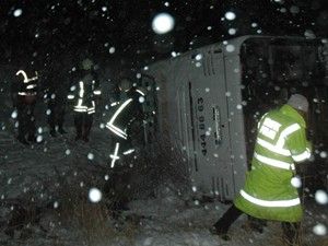 Konya'da Kar ve tipi otobüsü yolda çıkardı