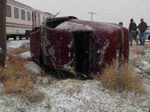 Yolcu treni otomobile çarptı