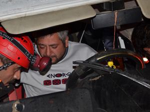 Karaman'da otomobil ağaca çarptı