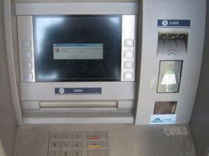 Hırsızlar işi abarttı bankamatiği çaldılar