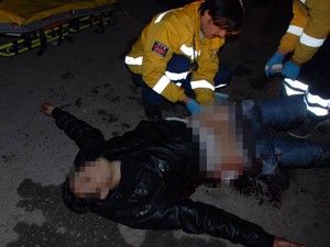 Sokakta alkol alırken bıçaklandı