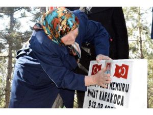 Şehit Annesi, Mezar Taşının Üzerinde Oğlunun Fotoğrafını Sevdi