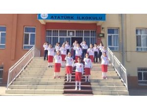 İlkokul Öğrencilerinden İşaret Diliyle Çanakkale Türküsü